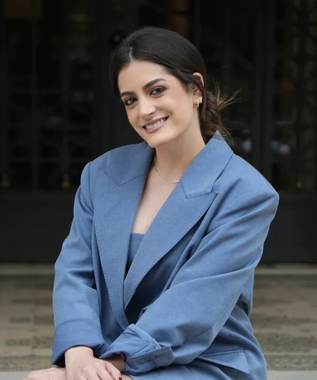 Dra. Tatiana Costa sorrindo, de terno azul